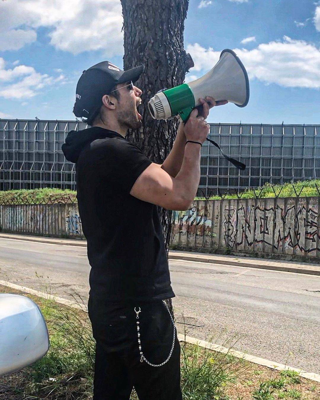 Luca Onestini con un megafono va fuori dalla Casa per sostenere il fratello Gianmarco