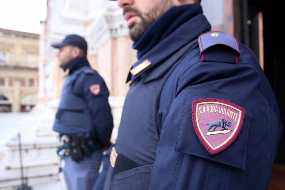 Torino, fermato per droga dà in escandescenze e rompe dito ad agente