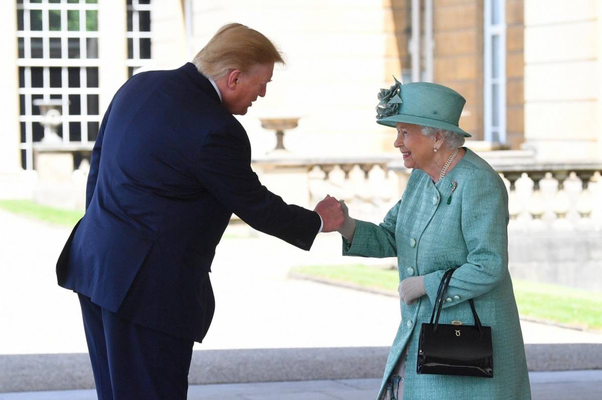Trump rompe protocollo e stringe la mano alla Regina