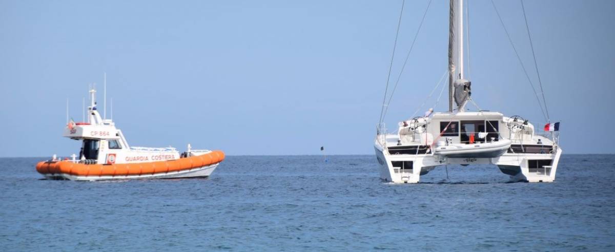 Multa di 459 euro al catamarano francese sotto costa