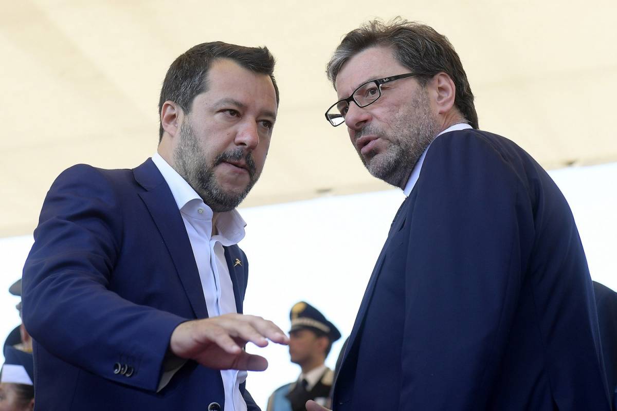 Il post di Salvini con le priorità. E Conte "tronca" la conferenza