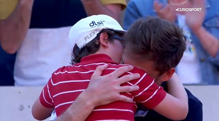 Roland Garros, Mahut in lacrime dopo la sconfitta: il figlio corre a consolarlo