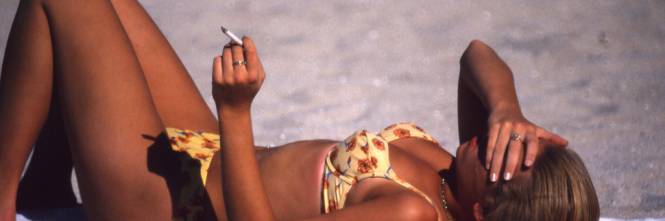 Fumare sì, ma non in spiaggia: multe da 500 euro