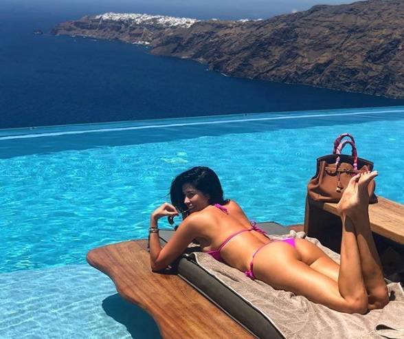 Aida Yespica, vacanze hot a Santorini