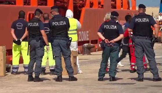 I migranti sbarcano a Pozzallo. Salvini: "Accolti dal Vaticano"