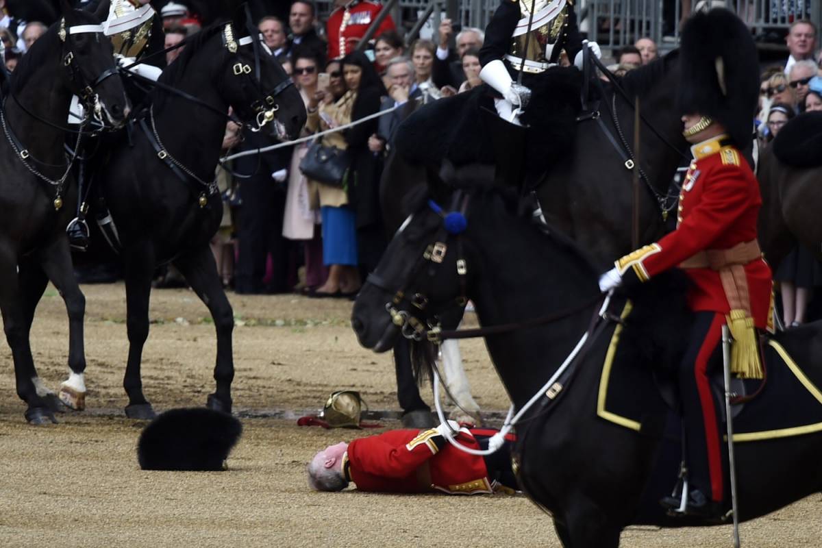 Una guardia reale sviene durante la parata in onore della Regina