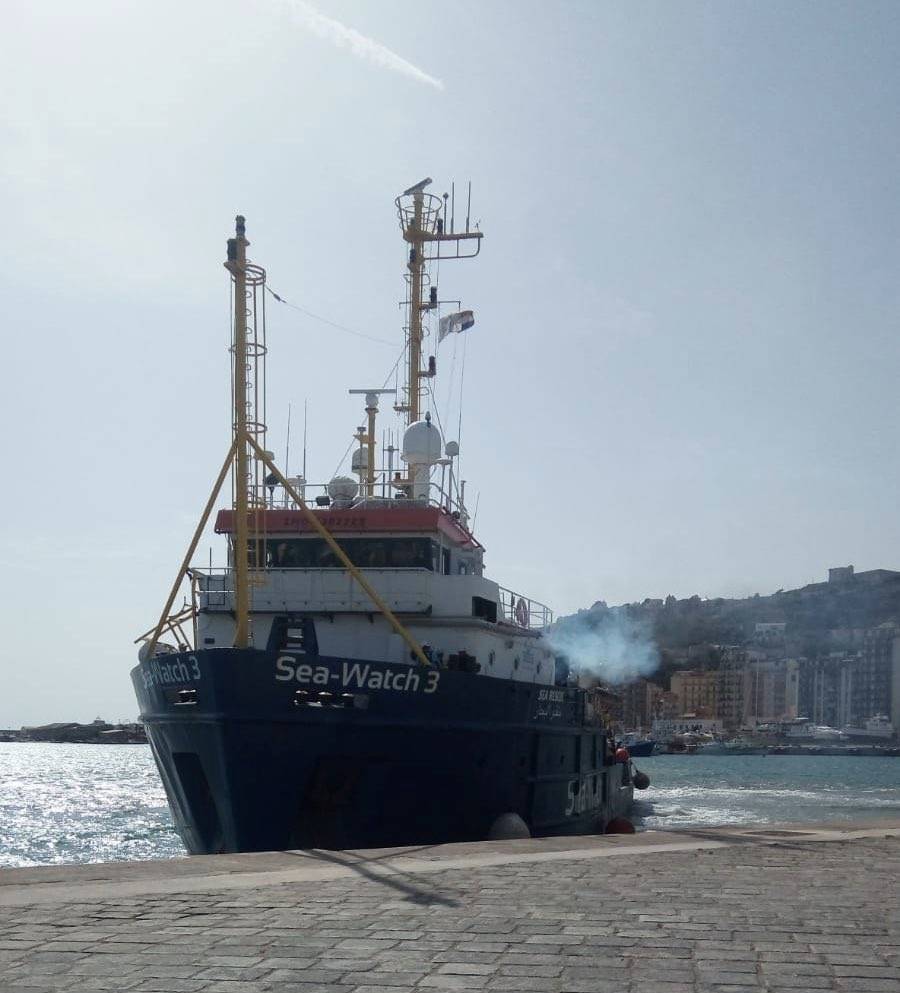 Sea Watch "salva" 52 migranti. Salvini: "Nave pirata, confisca"