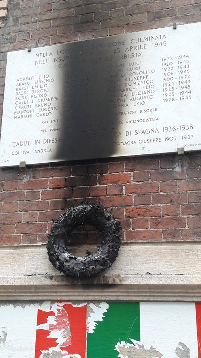 Milano, incendiata la lapide in memoria dei caduti della Resistenza