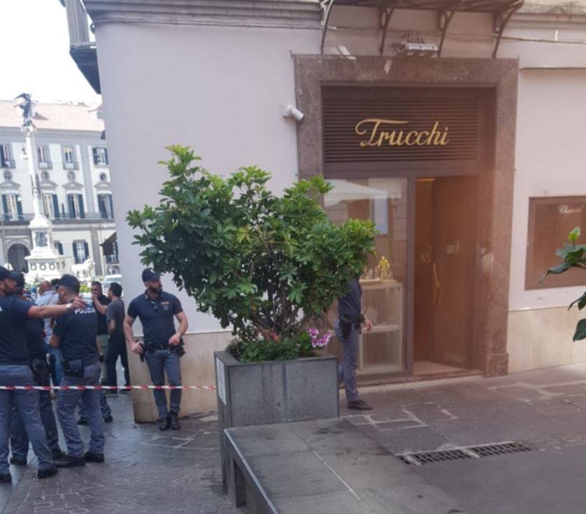 Terzo colpo della banda del buco di Napoli: rapinata una gioielleria