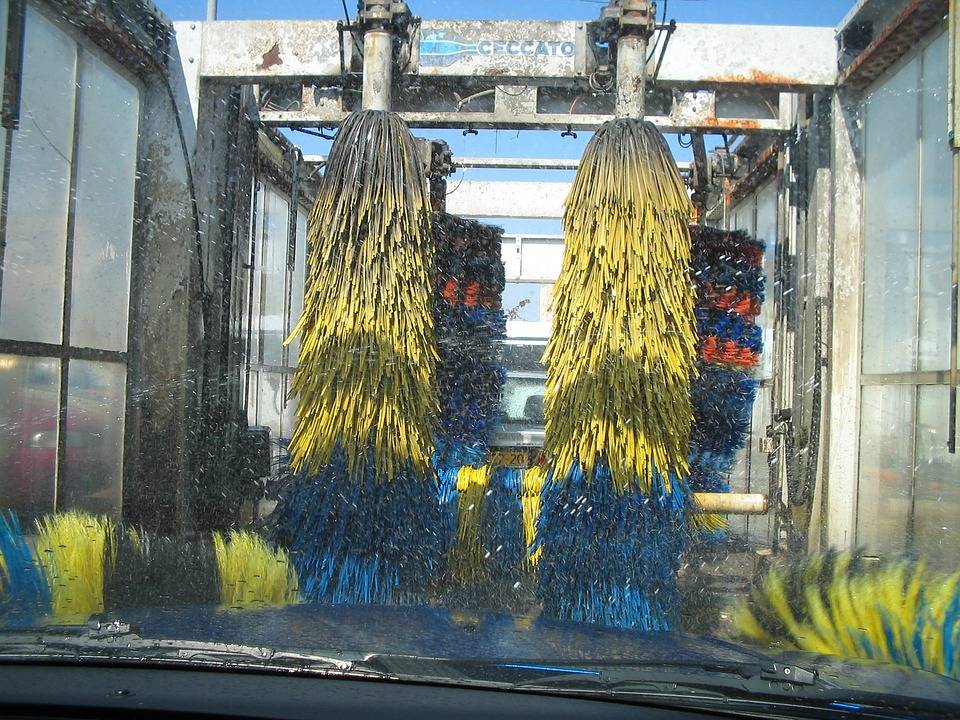 Ecco come lavare (correttamente) l'auto durante l'inverno