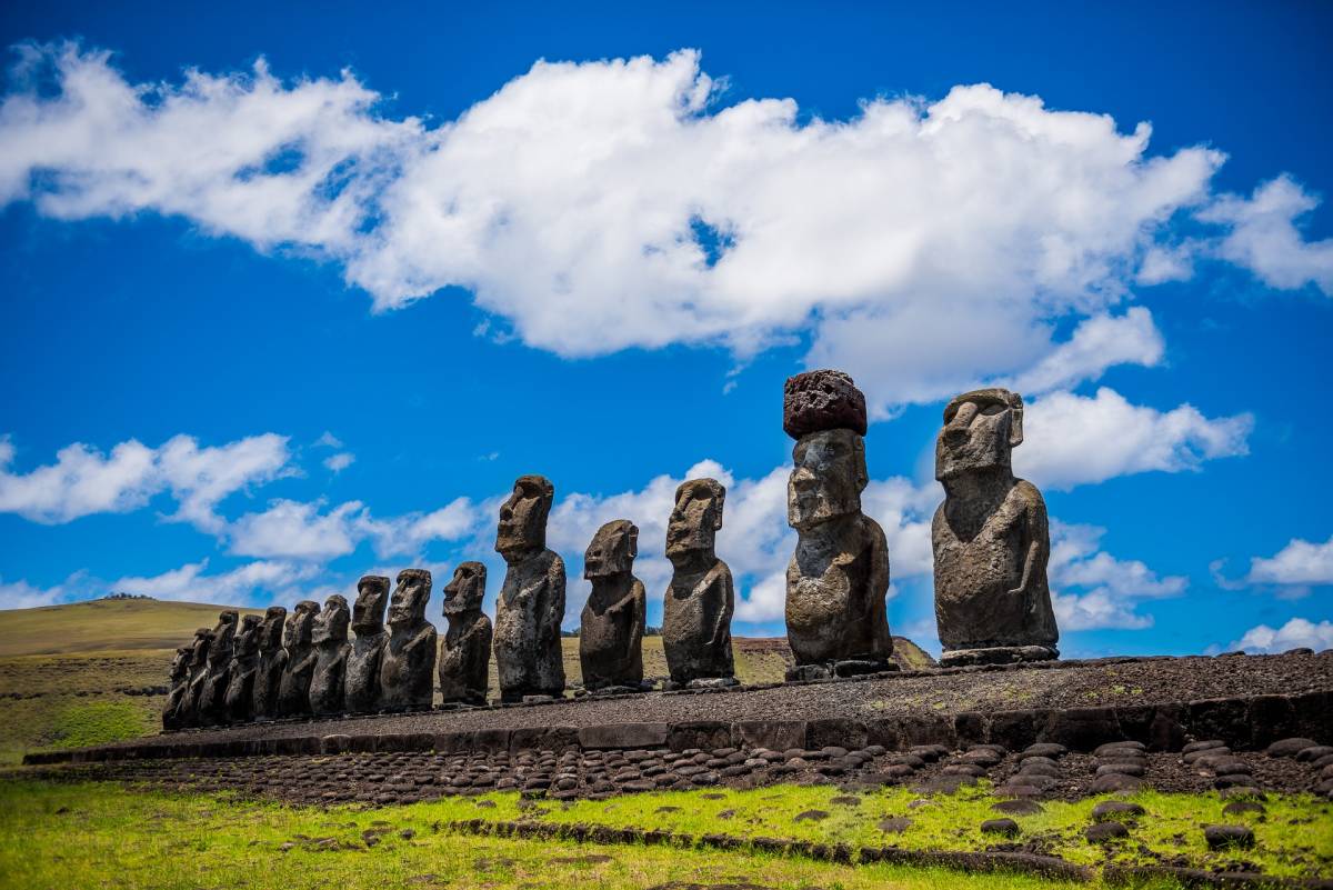 Isola di Pasqua: i turisti danneggiano le statue per farsi selfie