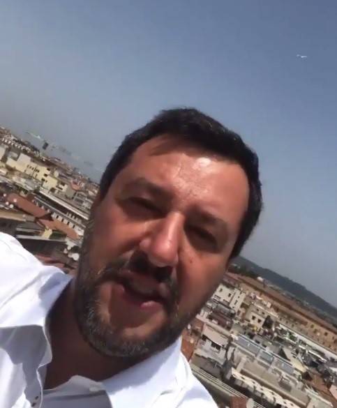 Roma, Salvini contro la Raggi: "Togliete l'immondizia, gabbiani sono diventati mostri"