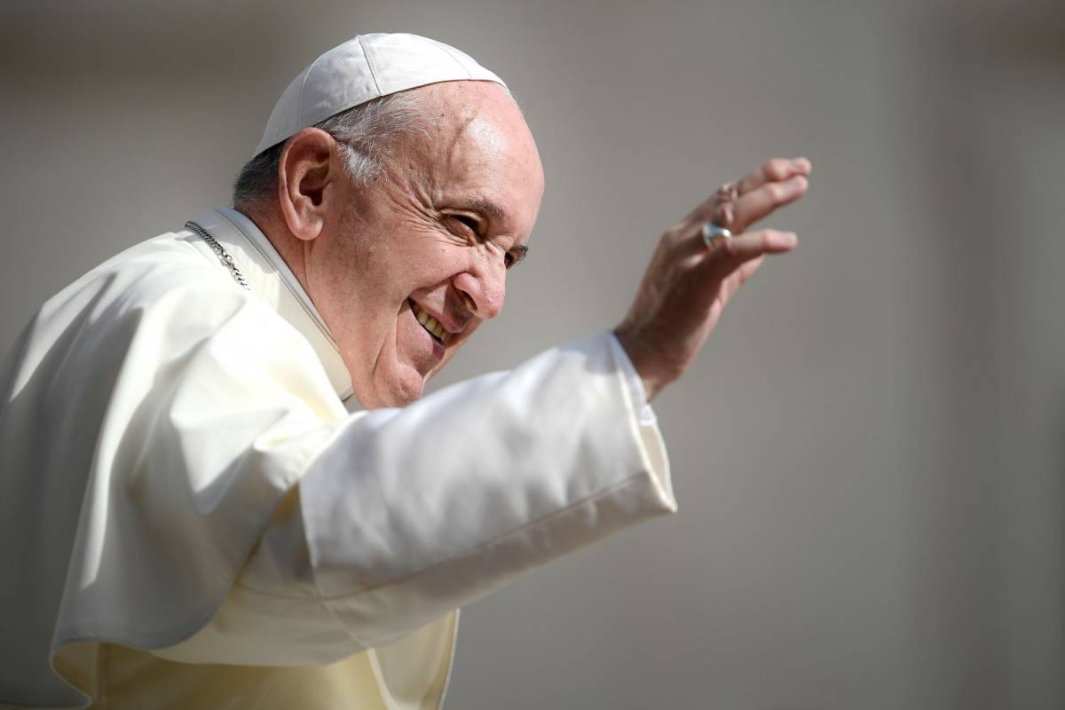 Il Papa tra i terremotati a Camerino: "Mai perdere la speranza"