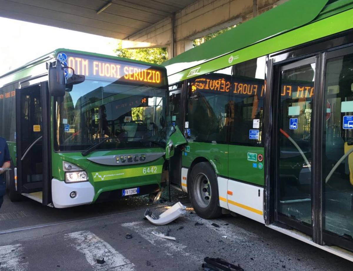 Milano, incidente fra bus all'uscita del deposito Atm