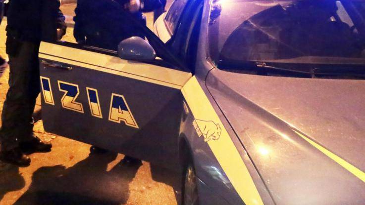 Bologna, bosniaco ubriaco sperona auto polizia e aggredisce agenti
