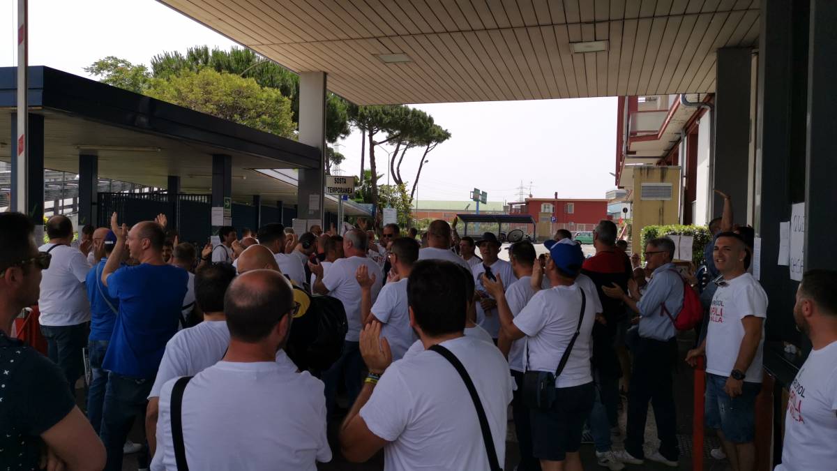 Whirlpool, nuova protesta dei lavoratori a Napoli