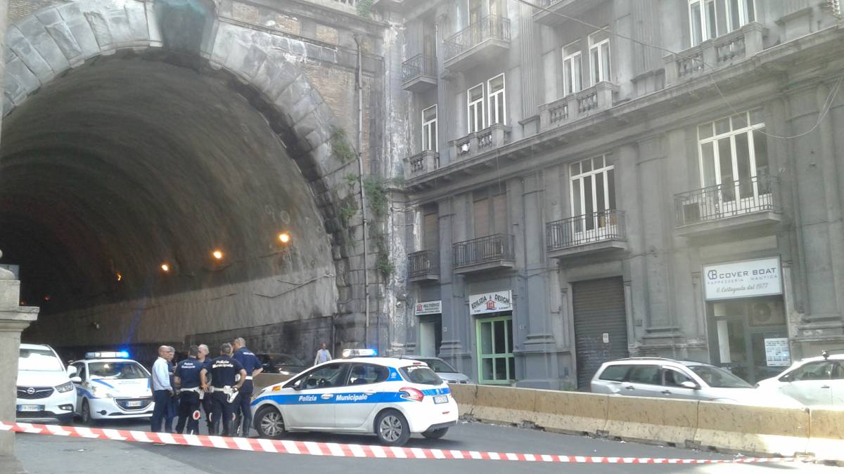 Napoli, cadono calcinacci dalla Galleria Laziale: tanta paura ma nessun ferito