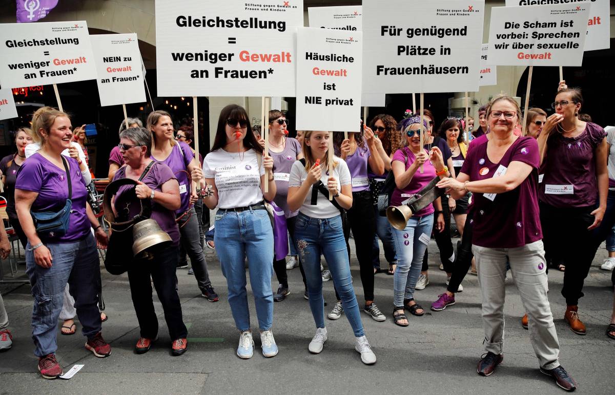 In Svizzera rivolta viola: le donne sottopagate  scioperano per la parità