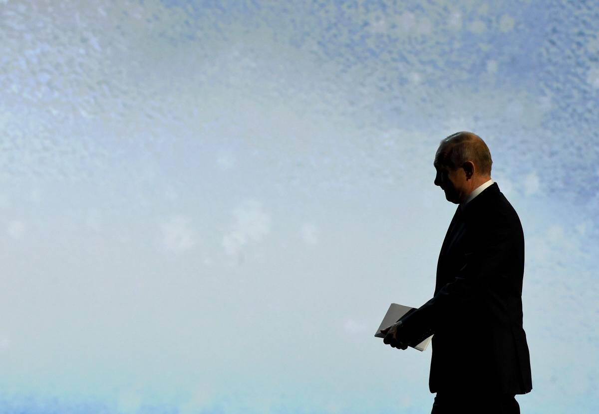 Putin (in crisi) si scusa coi russi: "Il rilancio parte dall'economia"