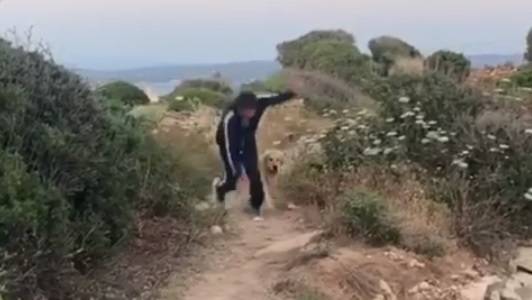 Gianni Morandi cade durante le riprese de "L'isola di Pietro 3", il video è virale