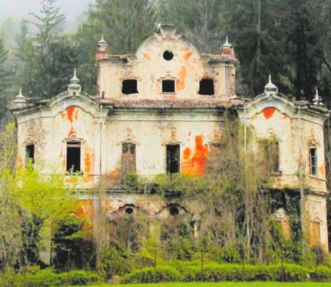 La villa di fantasmi e omicidi dove i satanisti sono di casa