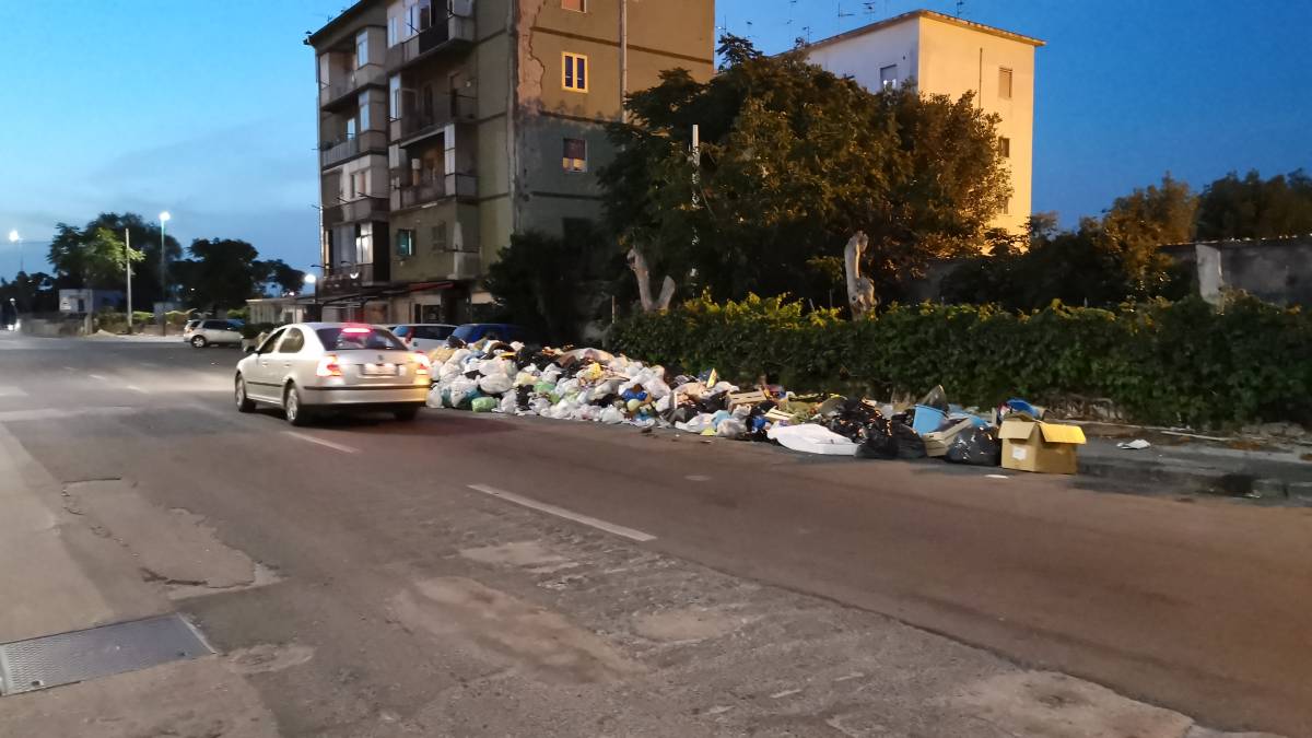 Rifiuti, lo spettro della crisi a Napoli: cumuli di immondizia in strada