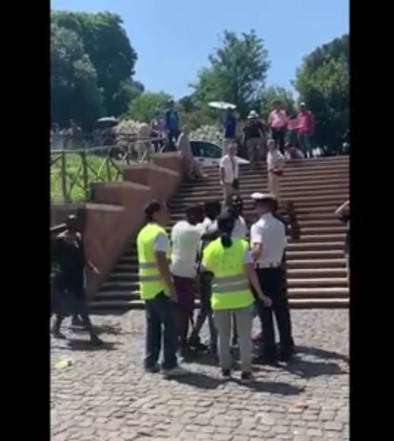 Roma, ambulanti senegalesi aggrediscono agenti durante un controllo