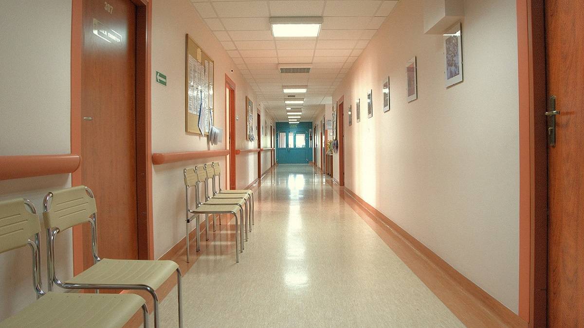 Massa, decine di persone contagiate da batterio: sequestrato ambulatorio medico