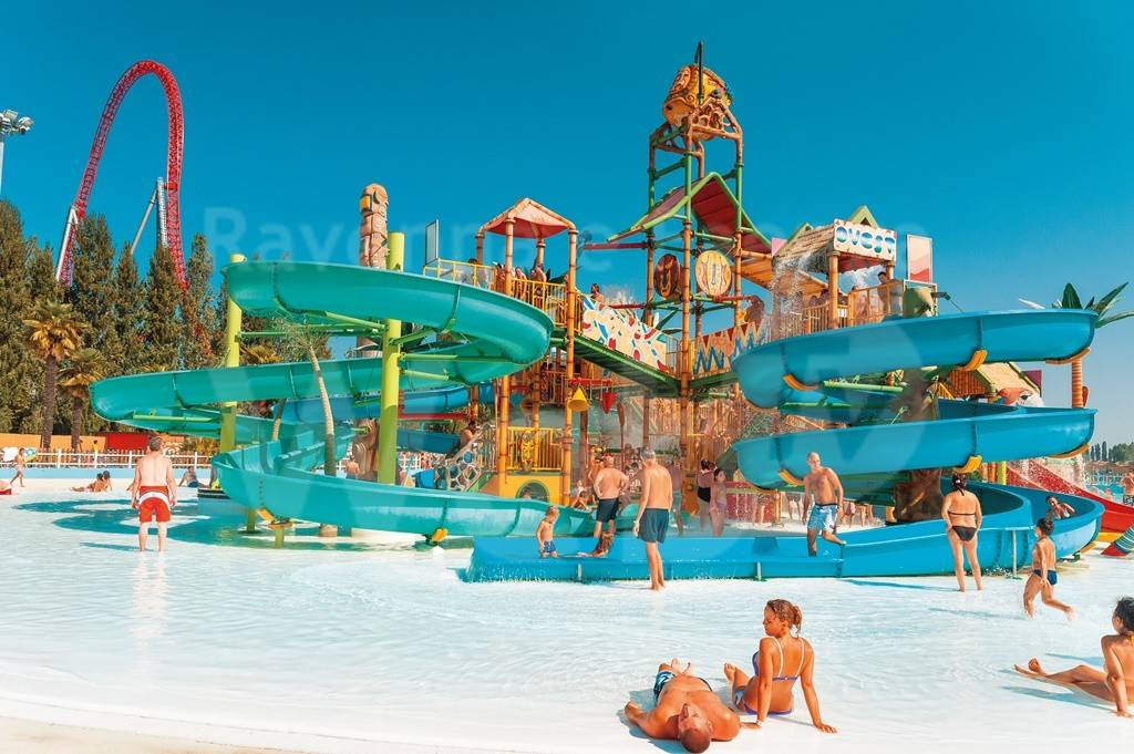 La tragedia nel parco dei divertimenti: a 4 anni annega nella piscina di Mirabilandia