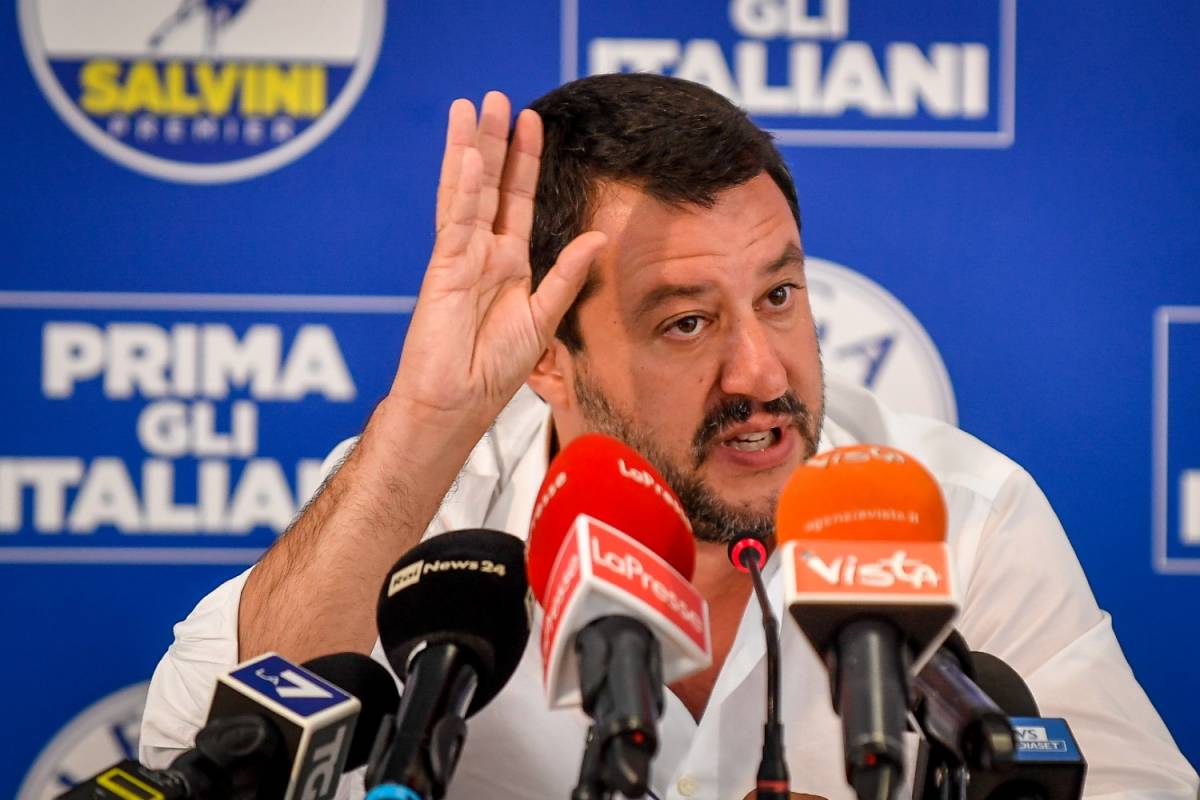 Migranti, Salvini sfida l'Olanda. "Responsabili per Sea Watch"