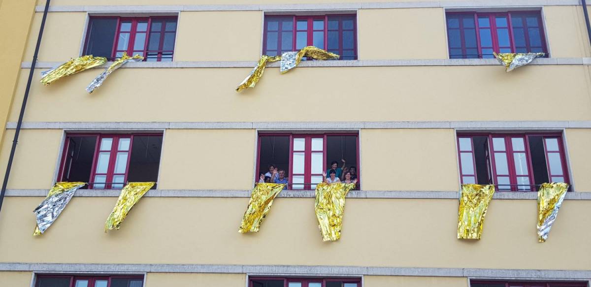 Quelle coperte termiche sui balconi di Palermo per dire no ai porti chiusi