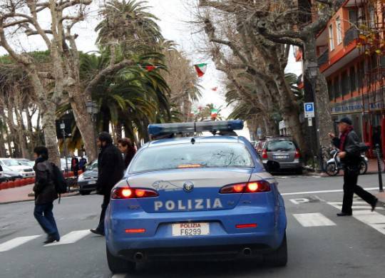 Torino, ferma agenti in strada e li aggredisce: preso gambiano