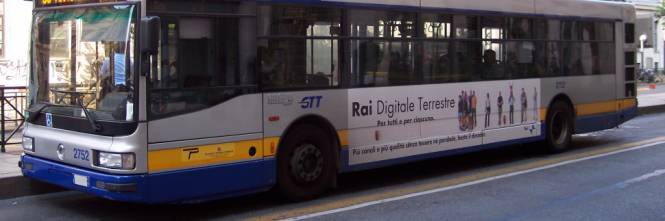 Nuovo raid vandalico su un bus: paura tra i passeggeri