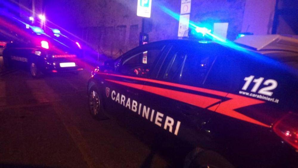 Trento, sassaiola tra magrebini: auto danneggiate, ferito un uomo