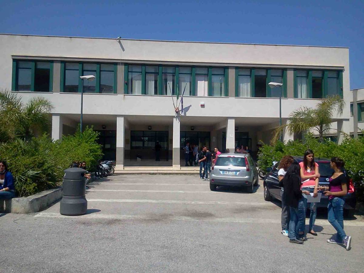 Palermo: docente denunciato per violenza sessuale. Perquisizioni in un liceo