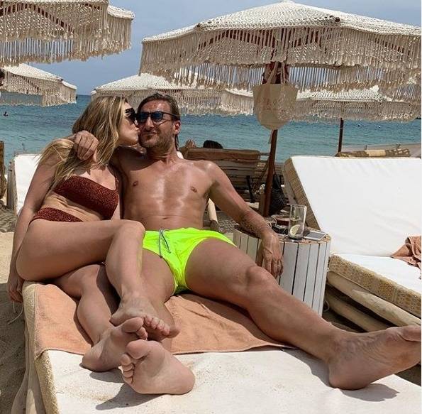 Francesco Totti a Ibiza dimentica le polemiche ma non il pallone
