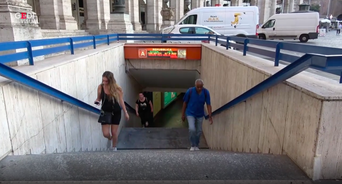 Metro Repubblica, la scala mobile appena inaugurata è già fuori uso