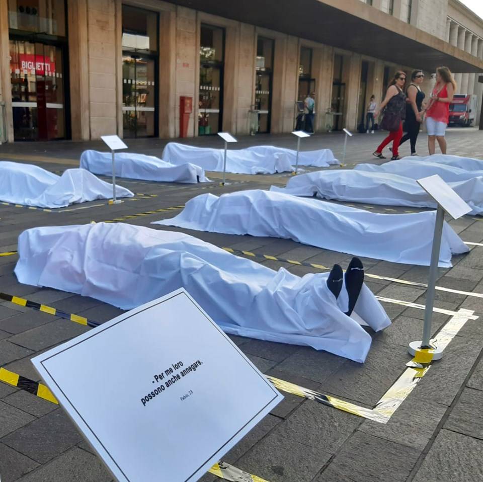 Cadaveri di migranti davanti alla stazione: installazione choc a Padova