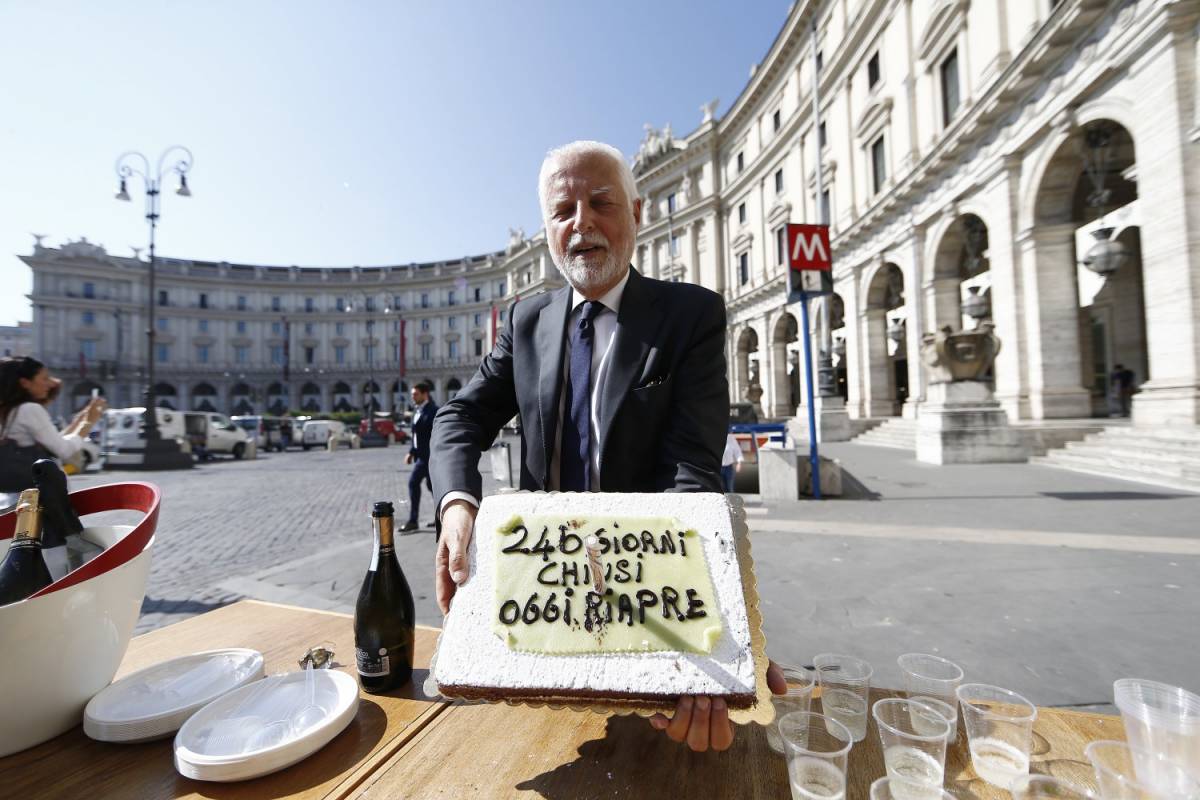 Repubblica, riapertura fra le polemiche: i commercianti offrono torta e prosecco