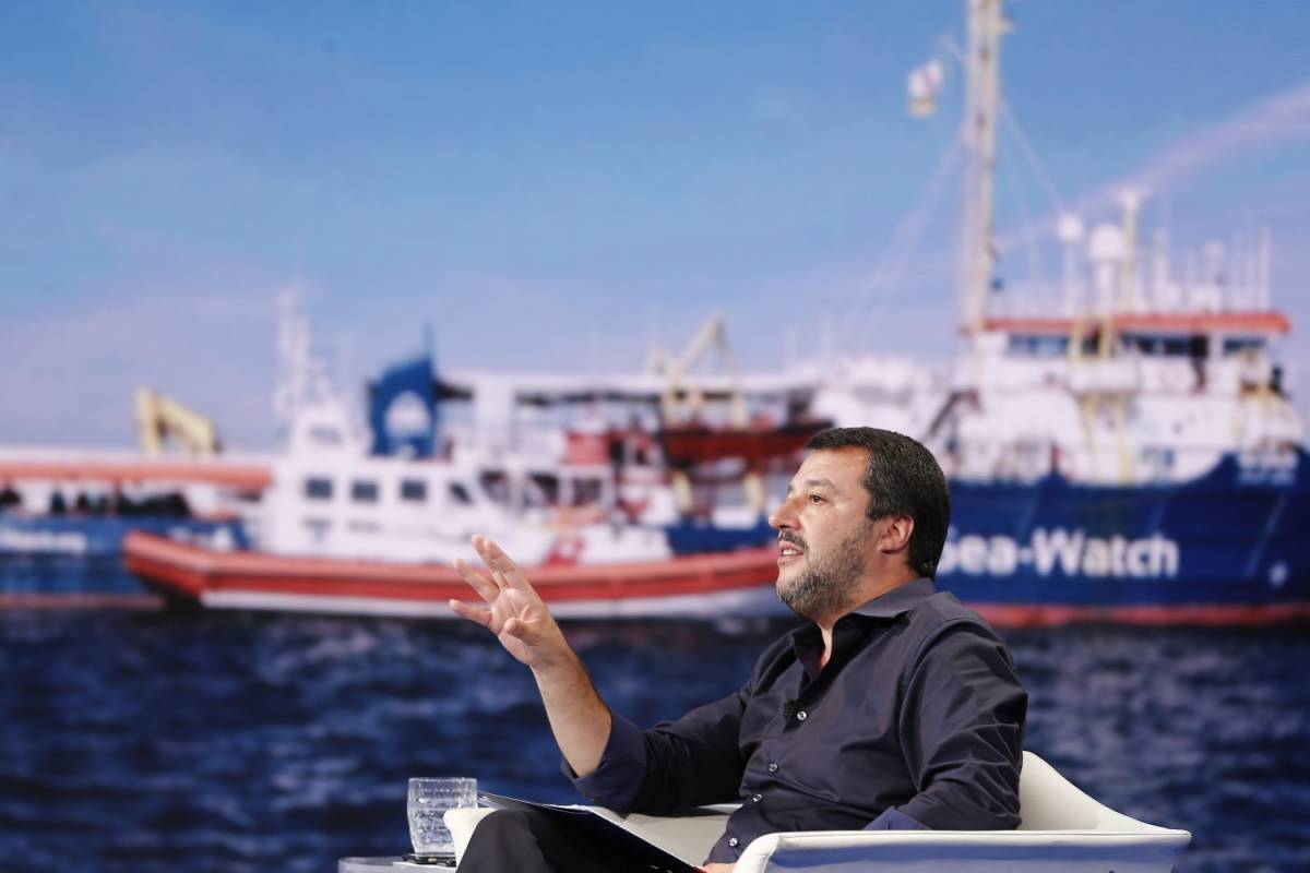 Sea Watch, Salvini: "Non sono naufraghi, ma soldi per armi e droga"