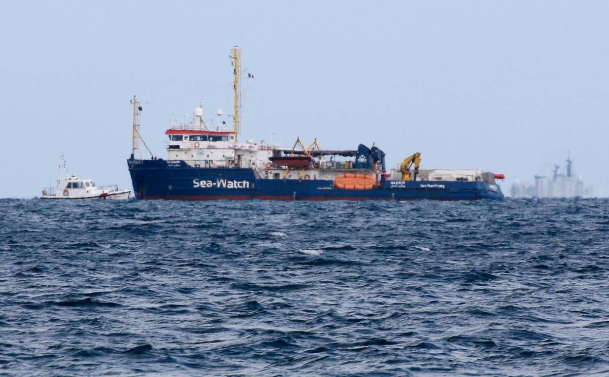 Sea Watch, la trappola dell'Ue "Fateli sbarcare o sanzioni"
