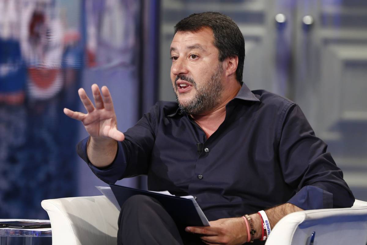 Salvini tiene la linea dura: "Non darò mai l'ok agli arrivi"