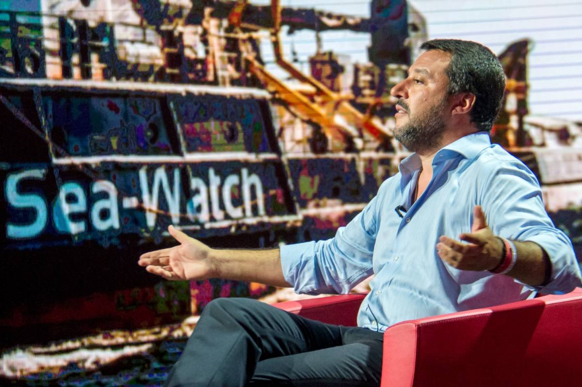 Sea Watch, l'ira di Salvini: "Il governo olandese è disgustoso"