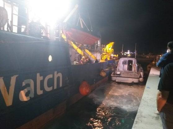 Ora Sea Watch accusa la Gdf: "Manovra ostruttiva irresponsabile"