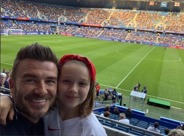 David Beckham bacia sulle labbra la figlia Harper e scoppia la polemica