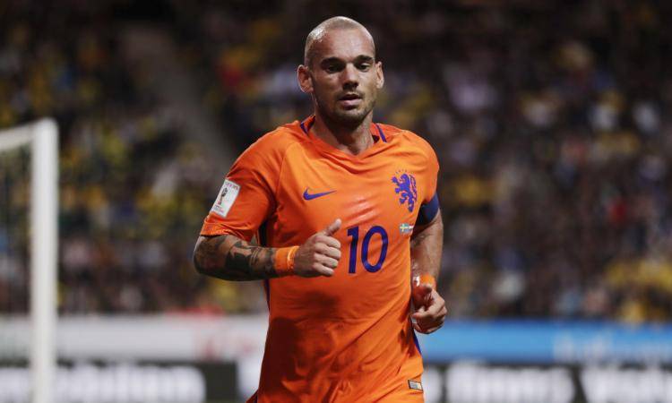 Follia Sneijder, si ubriaca e danneggia un'auto: fermato dalla polizia