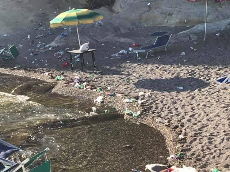 La spiaggia di Marechiaro invasa dall'immondizia
