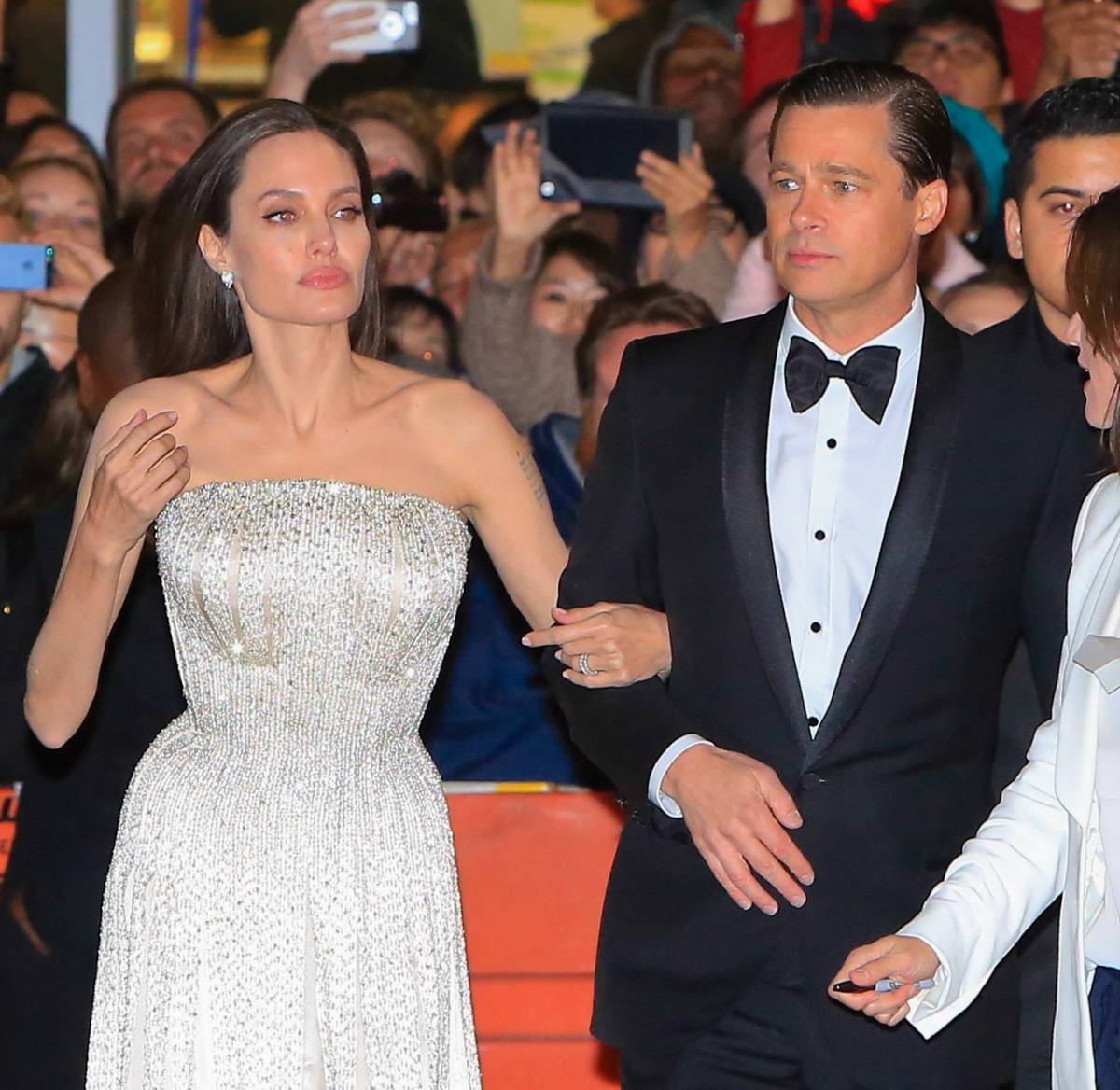 Angelina Jolie sceglie la carriera e affida i figli a Brad Pitt 