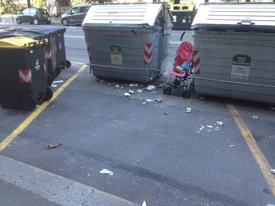 Torino, bimbo dorme sulle strisce pedonali: "Minori sono abbandonati"