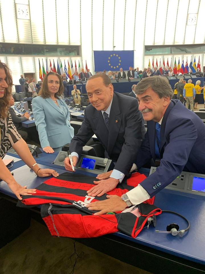 Il ritorno di Berlusconi a Strasburgo: "Onorato di rappresentare Italia"